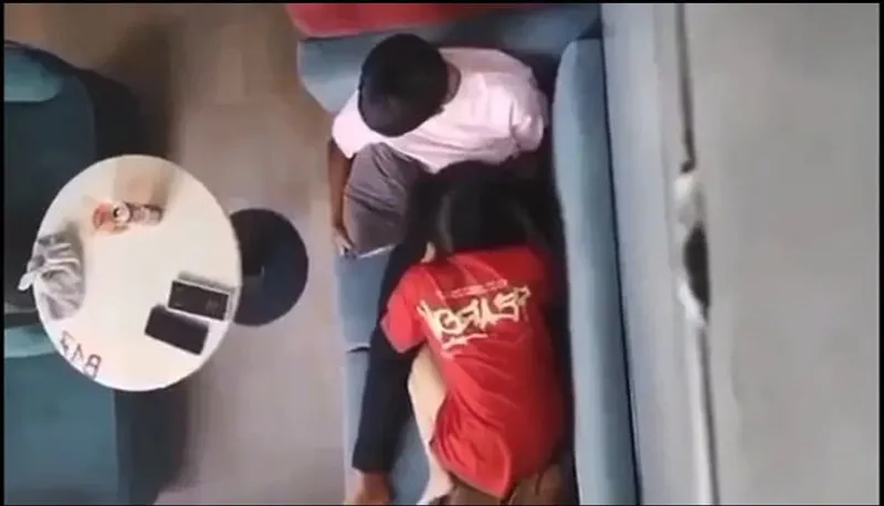 Quay lén cô bạn gái bú mút cho người tình nơi công cộng