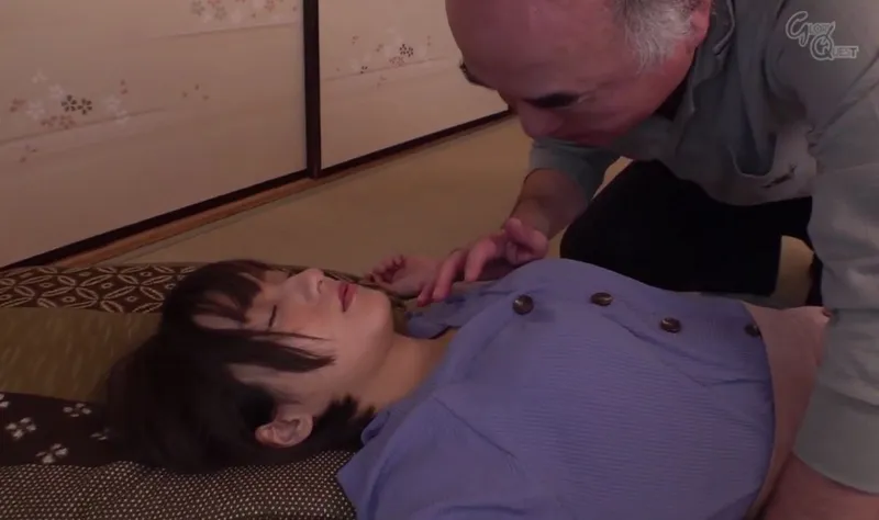 Bố ông chồng vô tình làm bạn gái của con trai ngất xỉu rồi sau đó …