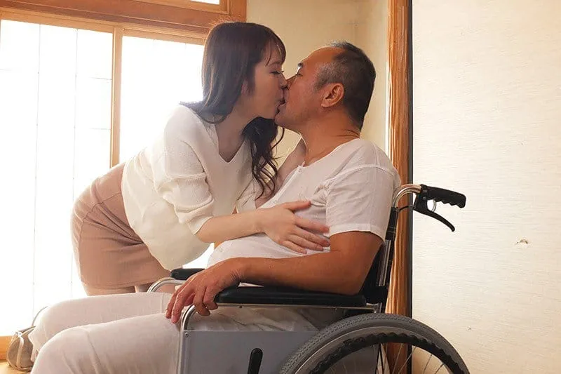 Bạn gái của con trai hiếu thảo chăm sóc bố ông chồng tàn tật