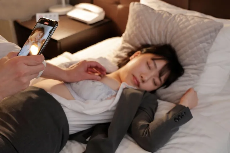 Chuyến công tác với kẻ sáng giá quấy rối ở công ty, cô gái bị chuốc thuốc ngủ