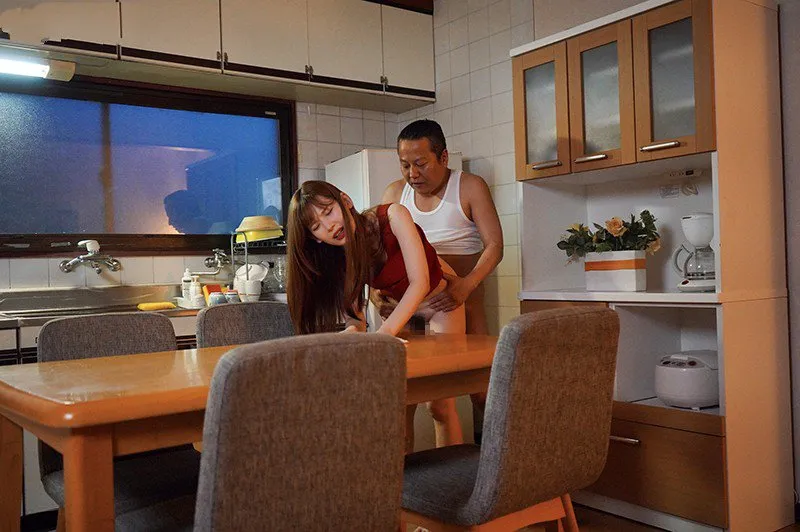 Nữ nhi bị ông chồng mới của mẹ nắc mỗi ngày, cho dù đã có người yêu