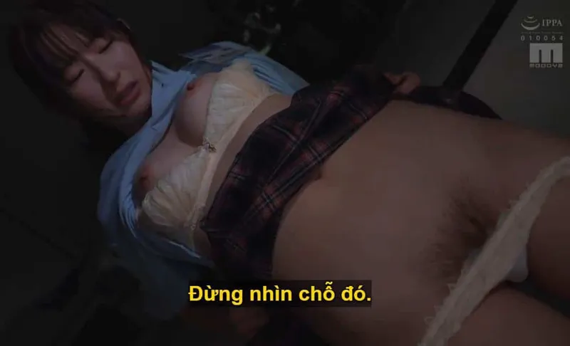 Ông sếp lập mưu đụ em nhân viên kiêu kỳ lười nhác, suốt ngày chỉ chăm chăm chat chit với người yêu.