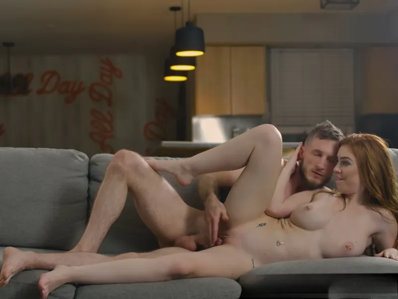 đang tăng ca mà cô bạn gái cứ dùng lỗ lồn lôi kéo tôi doggy cùng em